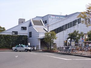 青山駅と停留所.JPG