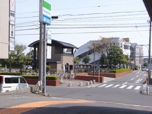 事務所入り口から見た青山交番と青山駅.JPG